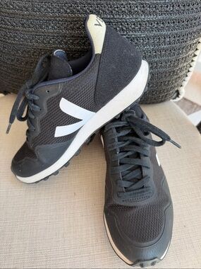 Veja women’s sneakers in Black and White